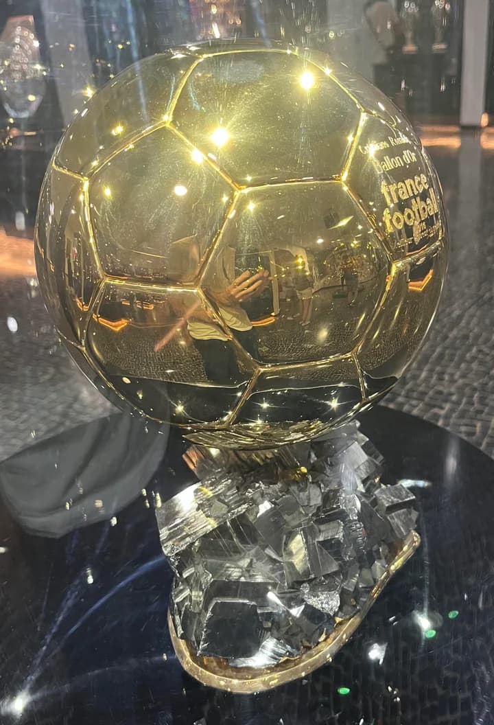 감독이 되어 짜는 PSG·바르셀로나 드림 라인업, 10포인트로 몇 명이나 데려올까? 대표 이미지